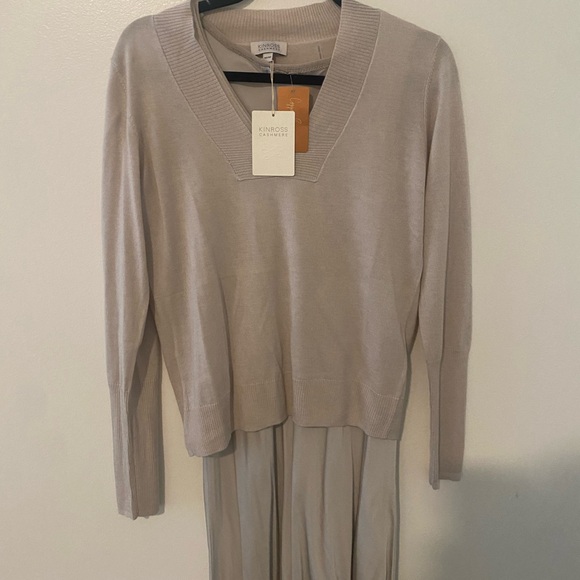 ✨✨NWT Kinross Cashmere V-neck Sweater - Picture 5 of 7